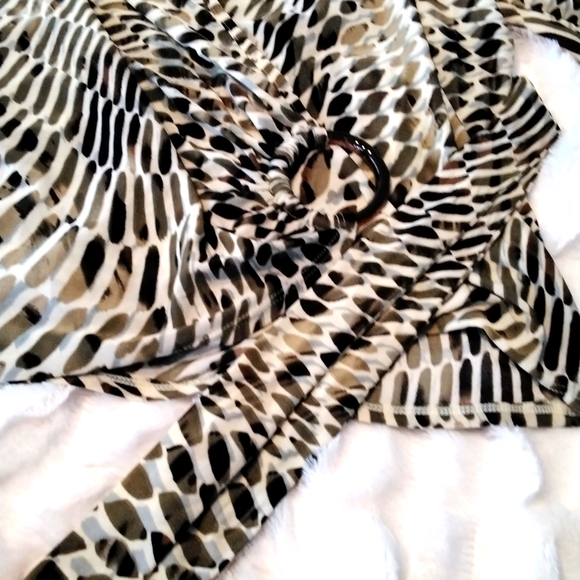 Wrap around animal print top, size XL - Picture 8 of 11